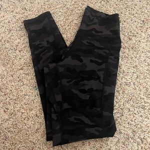 women’s size xs colorfulkoala black camo leggings with side pockets on each side